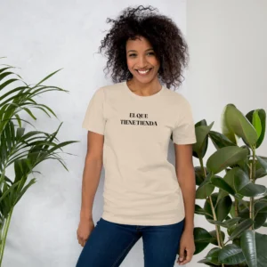 Female model wearing the El Que Tiene Tienda tee