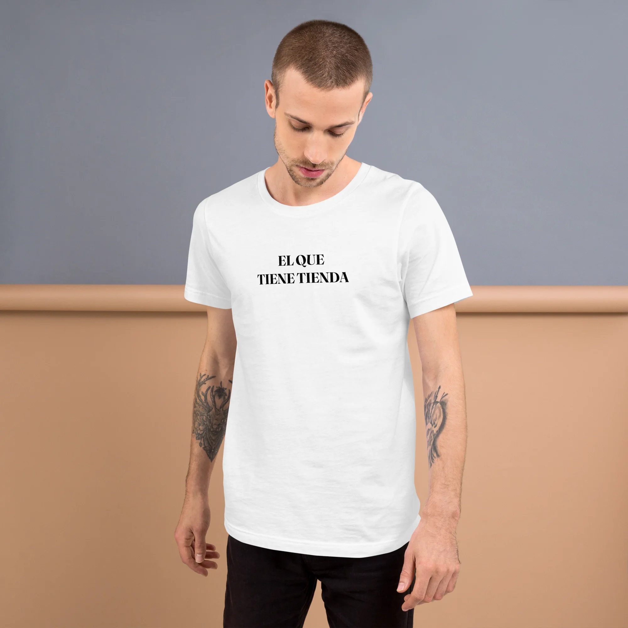 Male model wearing the El Que Tiene Tienda tee